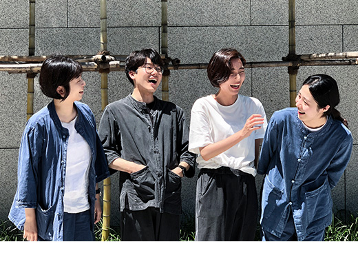 4명의 사람들 이미지입니다.